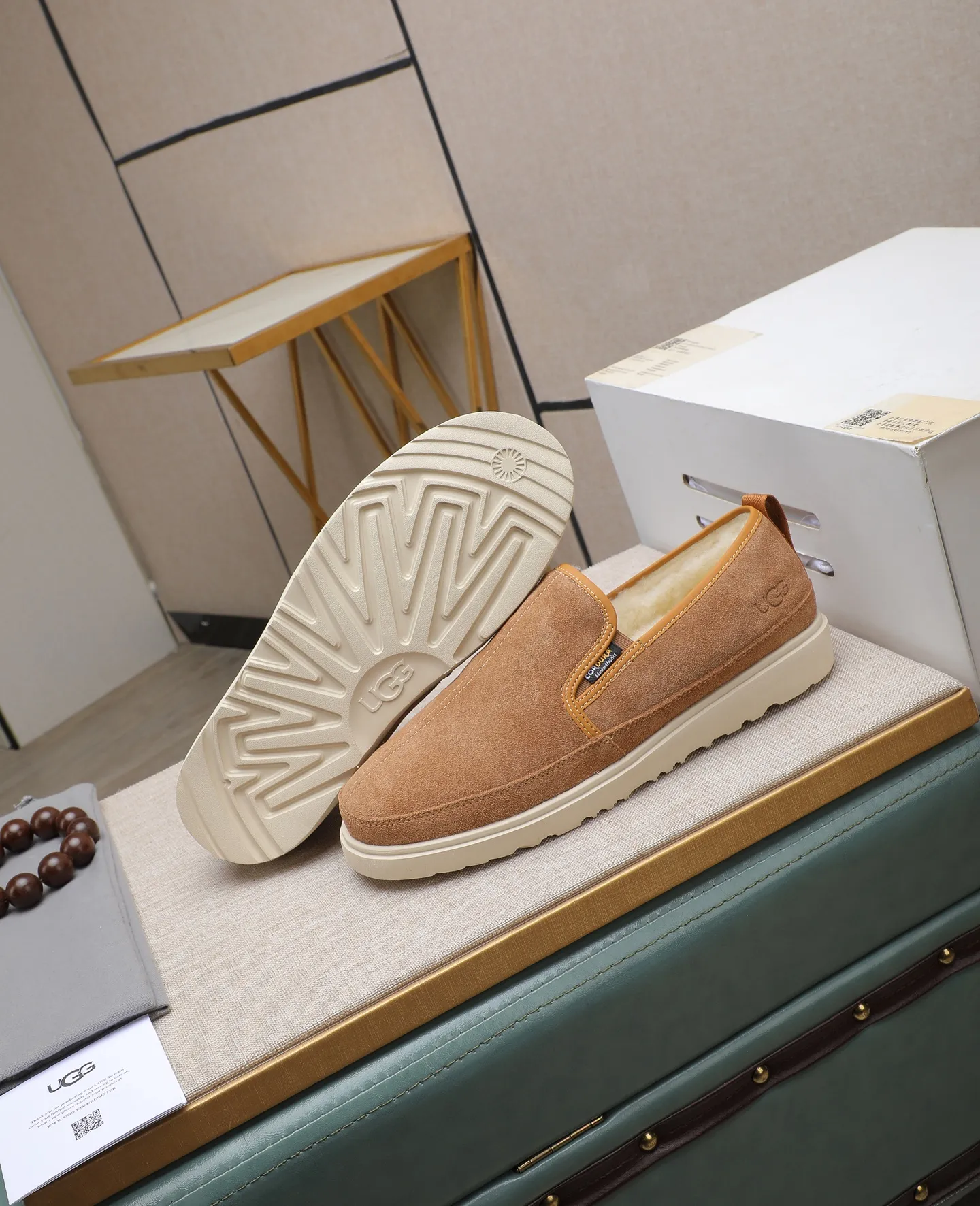Men's men's shoes 💰560 (full genuine wool lining, 10% off for fake ones) Please note the quality of the original order and compare the thickness of the wool 🏮🏮 Popular UGG men's shoes from Australia's warm luxury brand, the official website is synchronized, Beckham men's style..., made of imported top-layer waxed cowhide, waxed toe box, Australian real wool velvet lining Carefully sewn...Imported rubber Martin boots outsole (comfortable, soft, wear-resistant) The quality is really great...Exquisite workmanship, you can't put it down at first sight, size 39-44 (38 45 custom-made)